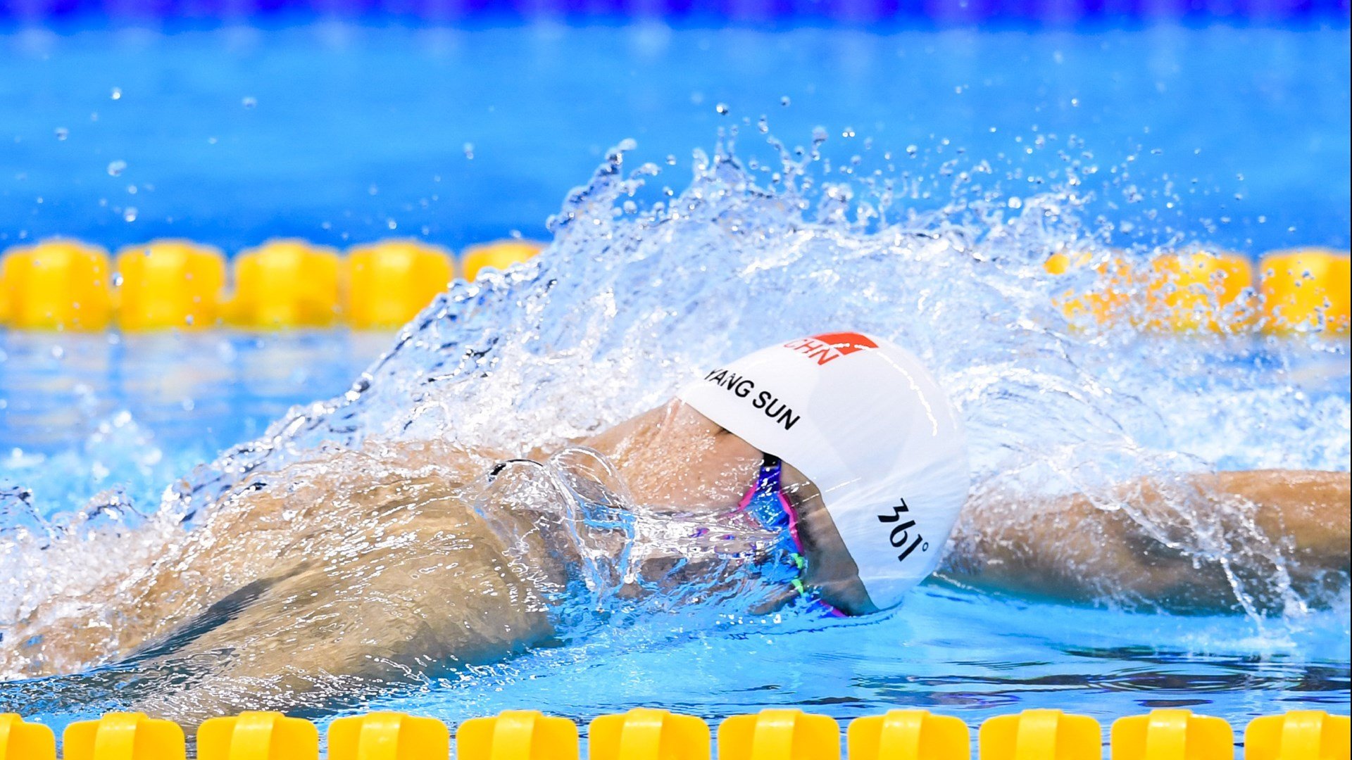 费德勒在巴塞罗那比赛中惊险取胜，高光表现引发热议！